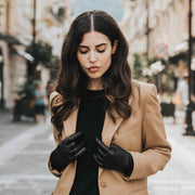 Isabella (black) - Lambskin leather gloves with cashmere lining & touchscreen feature
